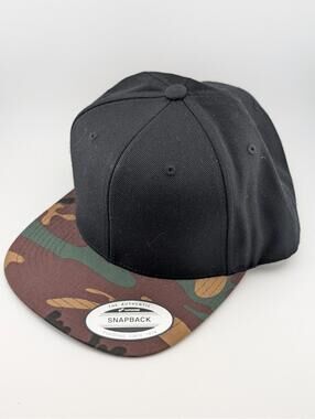 Yupoong Lids Men's Flat Brim Camo & Black Snapback Hat (New W/Stickers)